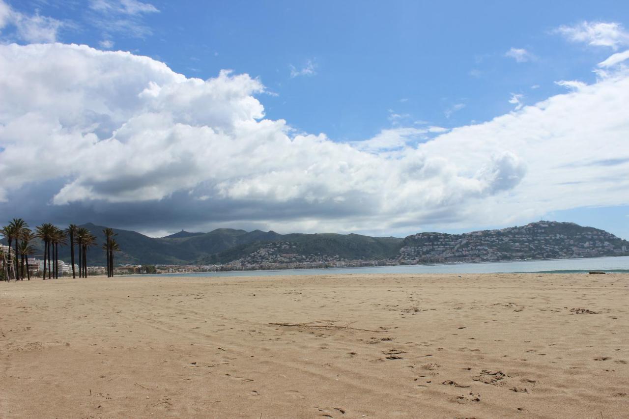 Beautiful Apartment 75M2 With View At The Beach, Pool, Parking Roses Exterior foto