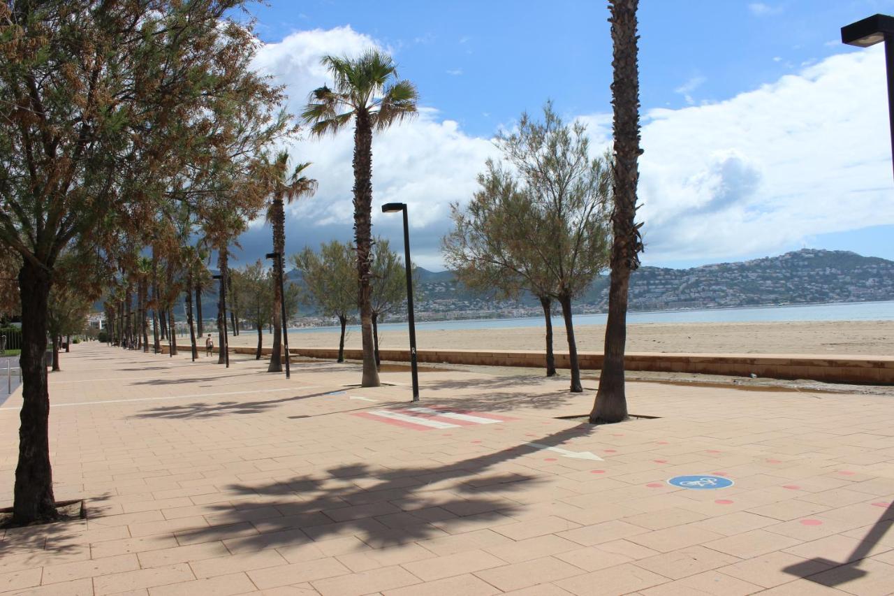 Beautiful Apartment 75M2 With View At The Beach, Pool, Parking Roses Exterior foto